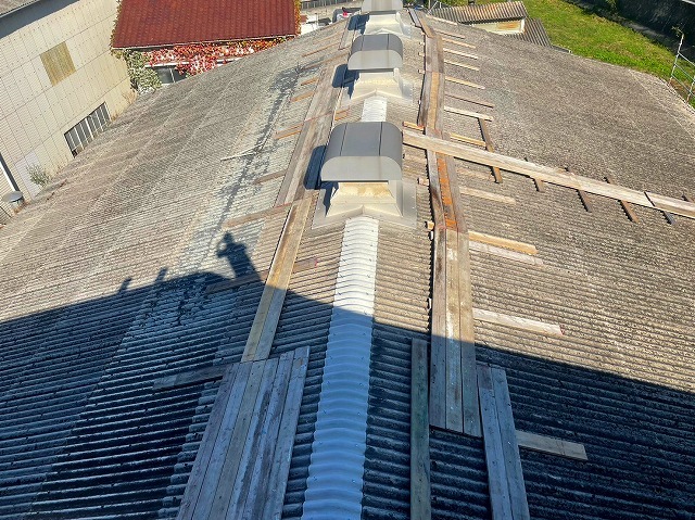 稲美町で工場屋根に新設された棟